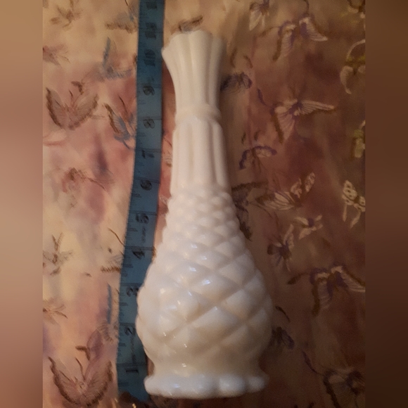 Vintage milk glass pineapple bud vase - Picture 2 of 4